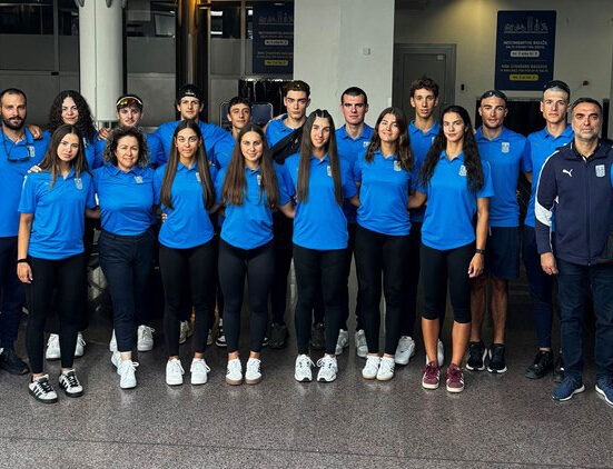 Ομαδική φωτογραφία της ελληνικής αποστολής κωπηλασίας Εφήβων - Νεανίδων στο αεροδρόμιο, πριν την αναχώρηση για το Παγκόσμιο Πρωτάθλημα στο Τρακάι.