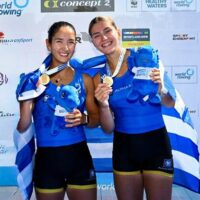 Μηλένα Κοντού και Ελένη Διαβάτη κατά την απονομή του χρυσού μεταλλίου στο αγώνισμα του διπλού σκιφ ελ. στο Παγκόσμιο πρωτάθλημα Κ23 ετών που διεξάγεται στο Ντούισμπουργκ της Γερμανίας.