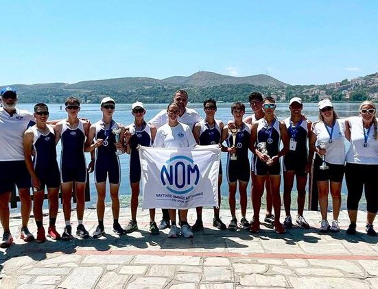 Ο πολυνίκης Ναυτικός Όμιλος Μυτιλήνης με κύπελλα και μετάλλια στη Β' Φάση του Πανελληνίου Πρωταθλήματος Κωπηλασίας.