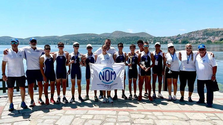 Ο πολυνίκης Ναυτικός Όμιλος Μυτιλήνης με κύπελλα και μετάλλια στη Β' Φάση του Πανελληνίου Πρωταθλήματος Κωπηλασίας.