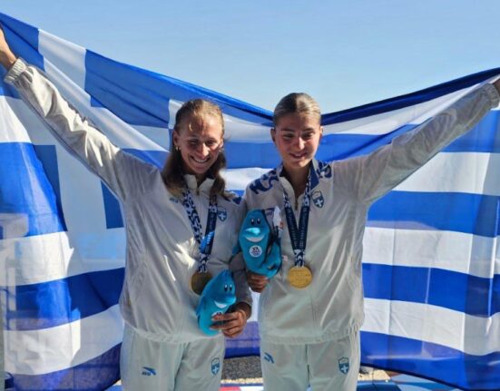 Η Χριστίνα Μπούρμπου και η Ελένη Διαβάτη κατά τη διάρκεια της απονομής του χρυσού μεταλλίου στο διπλό σκιφ γυναικών στους Μεσογειακούς Αγώνες του Τάραντο.
